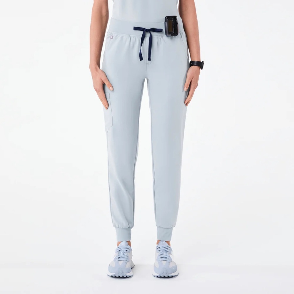 figs zamora petite jogger scrub pants in dusty blue